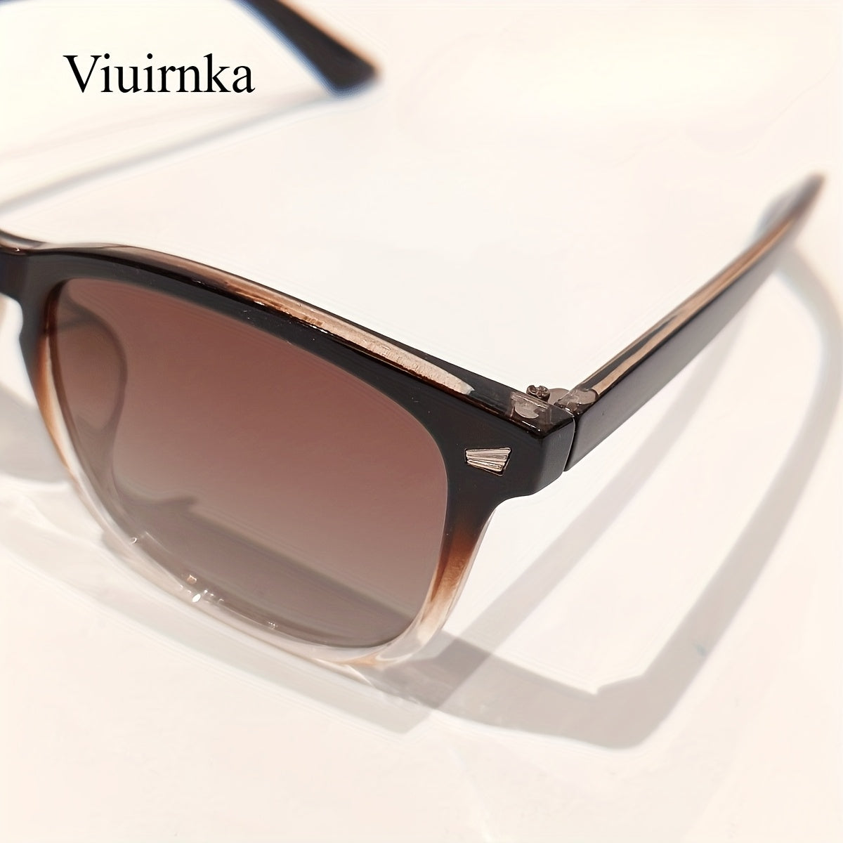 Vintage Polarized Sunglasses Unisex UV400 Gradient Tea Lens with Protective Case Lightweight Driving Eyewear for Men & Women