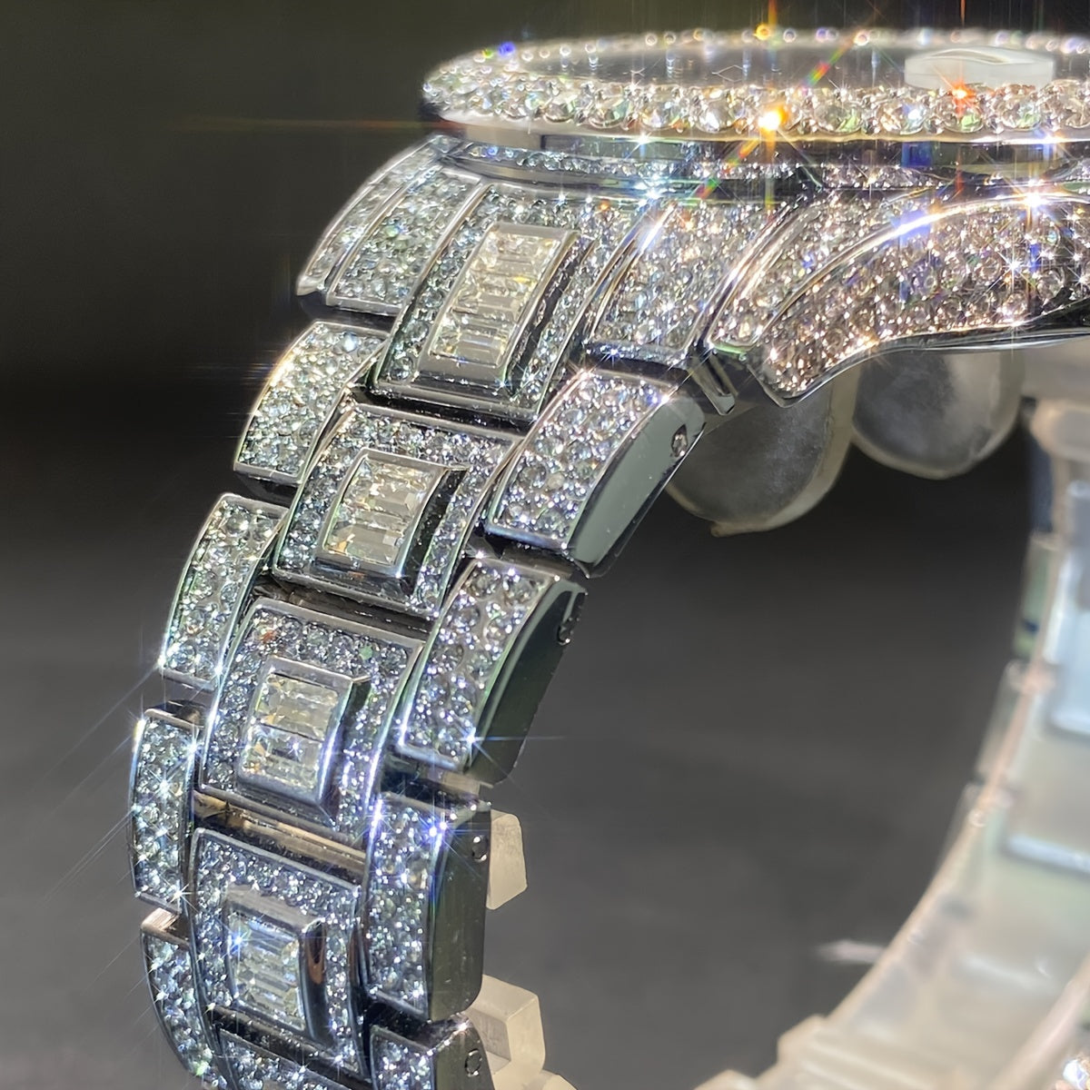 Luxury Iced Out Rhinestone Quartz Watch for Men & Women – Hip Hop Fashion Waterproof Auto Date Watch in Gold & Silver, Sparkling CZ Dial, Perfect for Parties & Everyday Wear