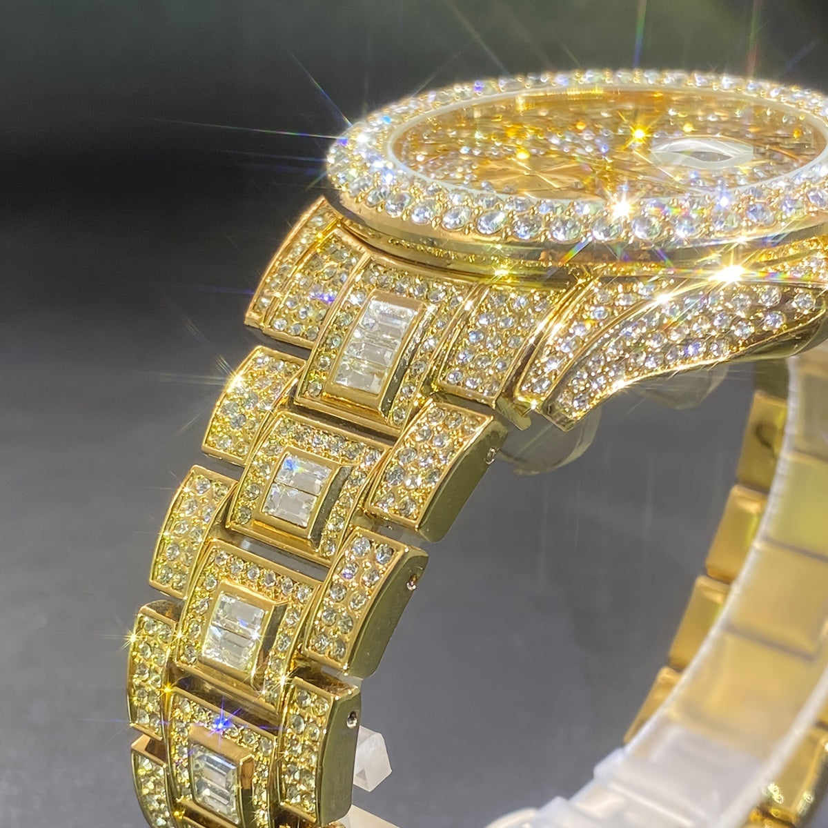 Luxury Iced Out Rhinestone Quartz Watch for Men & Women – Hip Hop Fashion Waterproof Auto Date Watch in Gold & Silver, Sparkling CZ Dial, Perfect for Parties & Everyday Wear
